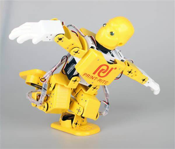 Малыш в желтом робот. Желтый робот. Красного робота и желтого робота. Желто красный робот. Робот Танцующий 609.